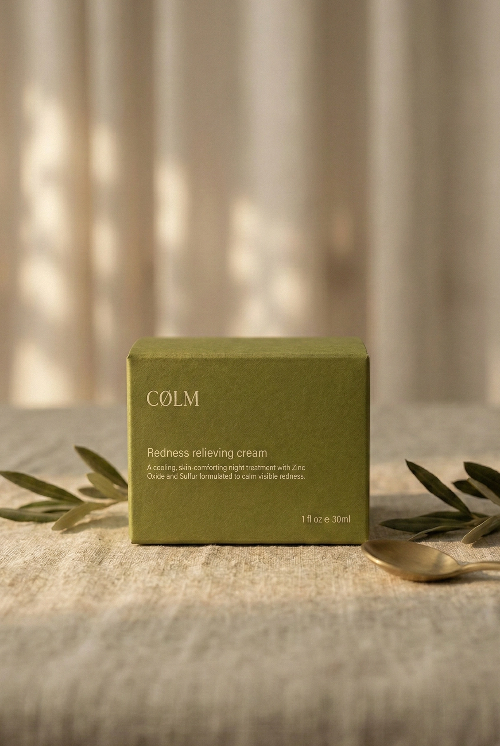CØLM Redness Relieving Cream i sin olivengrønne æske — ingredienser og beskrivelse synlig