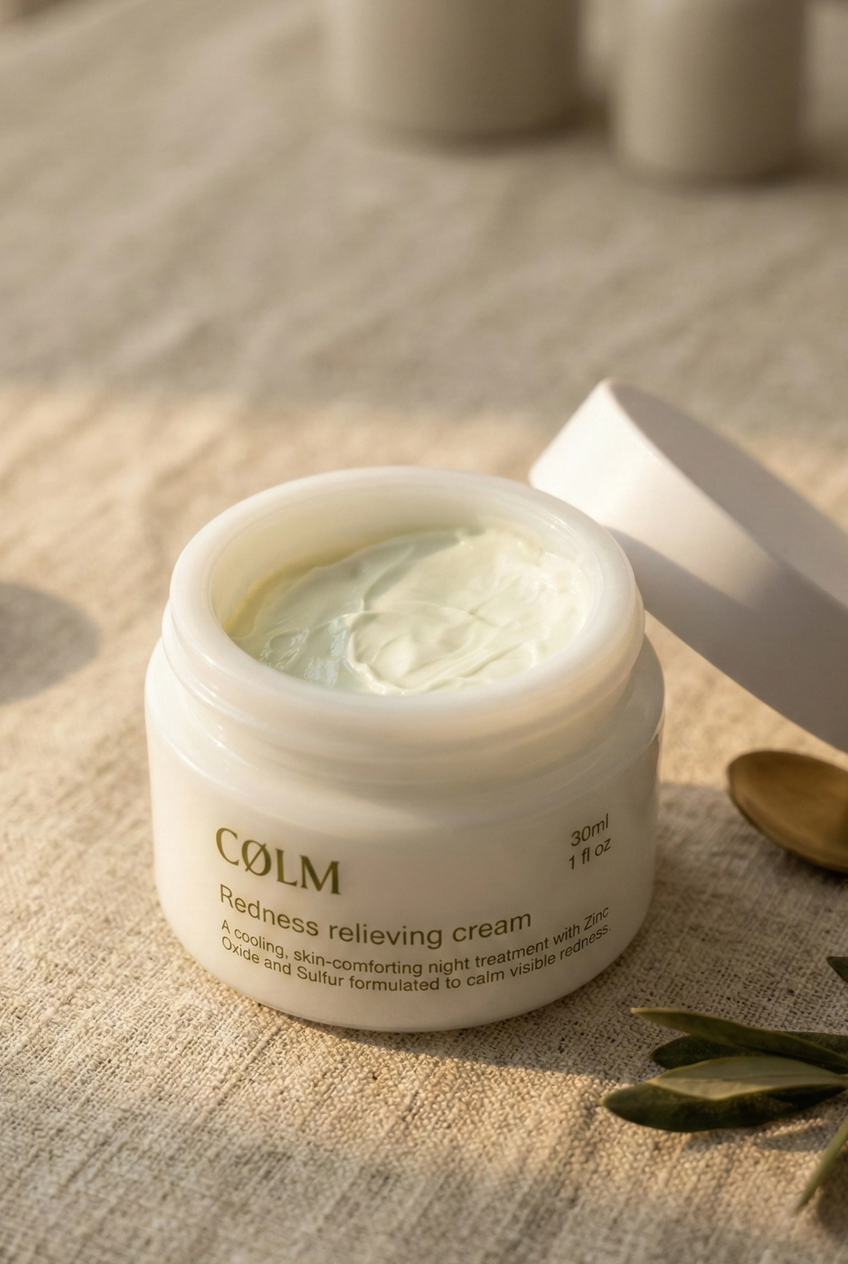 CØLM Redness Relieving Cream med åbent låg — synlig creme