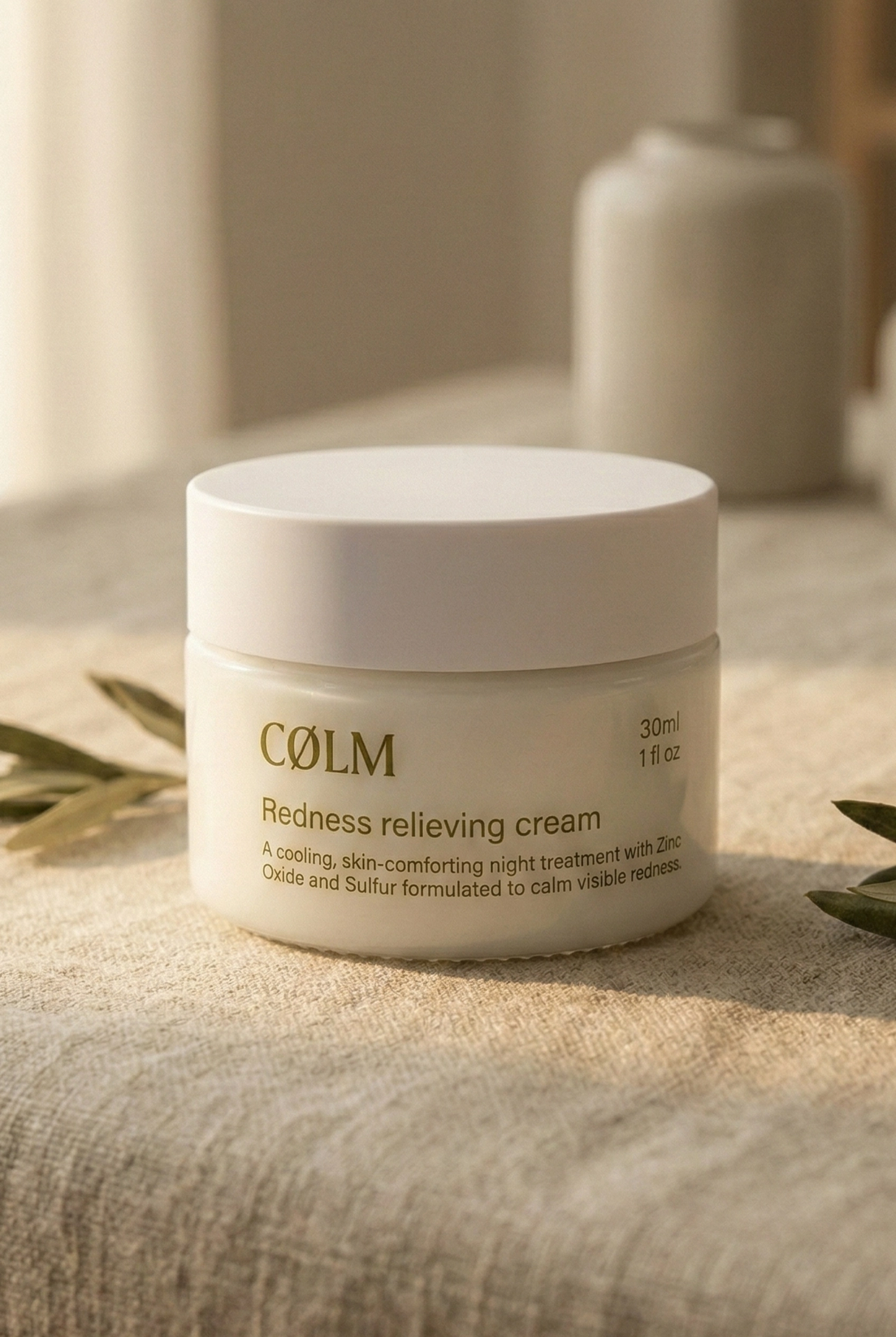 CØLM Redness Relieving Cream nærbillede — cremepot på lærredsstof
