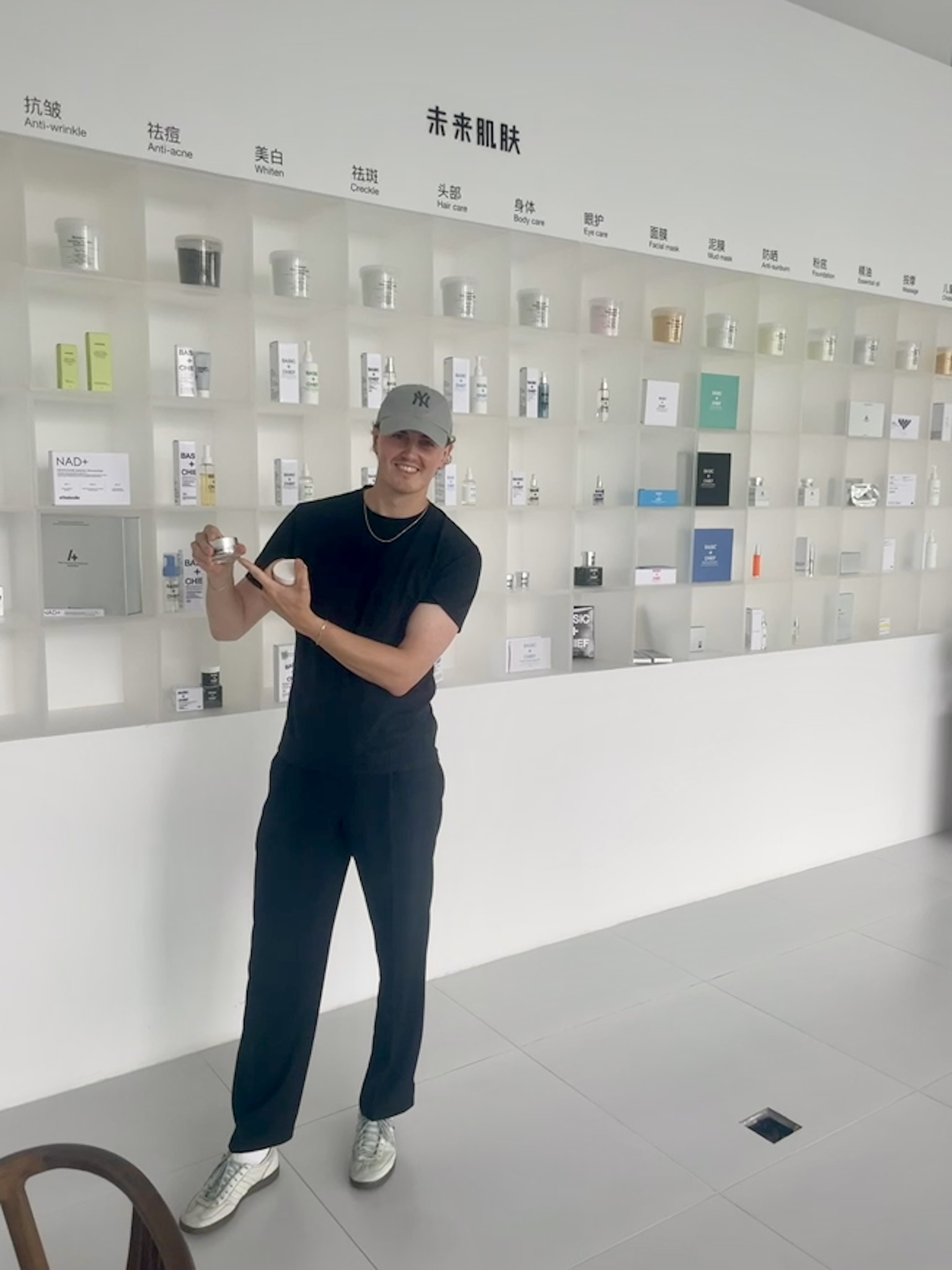 CØLM-grundlæggeren holder produktet under besøg hos producenten